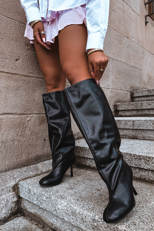 Botas altas de mujer slip-on con tacones finos en color negro Caliya