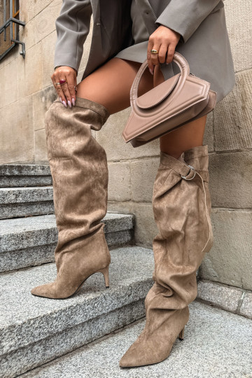Botas altas de mujer slip-on con tacón en color arena Rosena