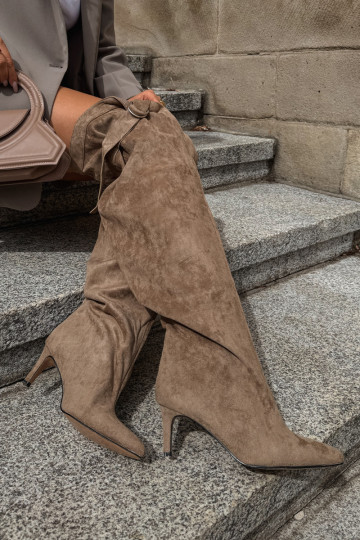 Botas altas de mujer slip-on con tacón en color arena Rosena 2