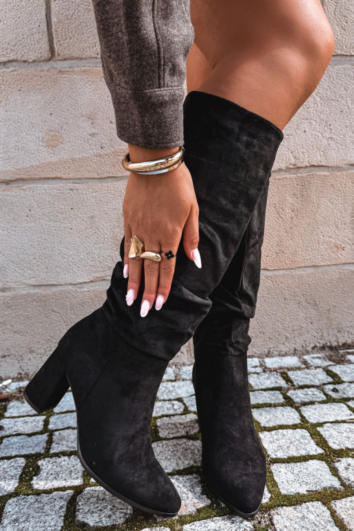 Botas altas negras aisladas con tacones y volantes Haliah