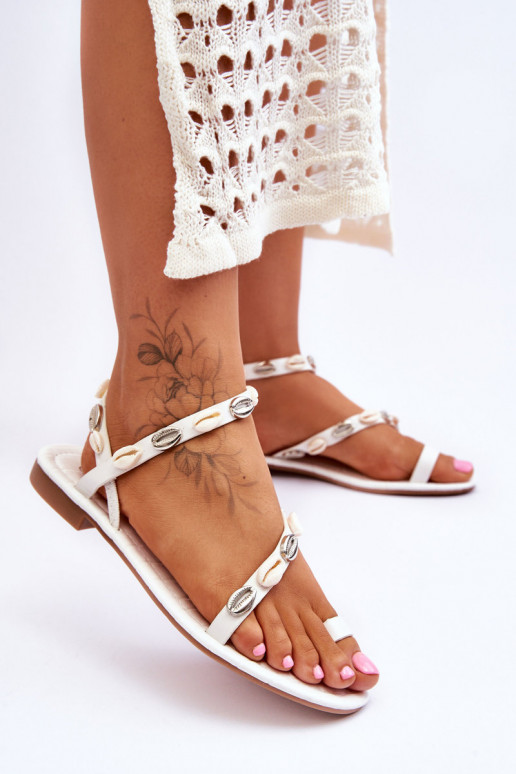 Sandalias de mujer con conchas decorativas en color blanco Verdem