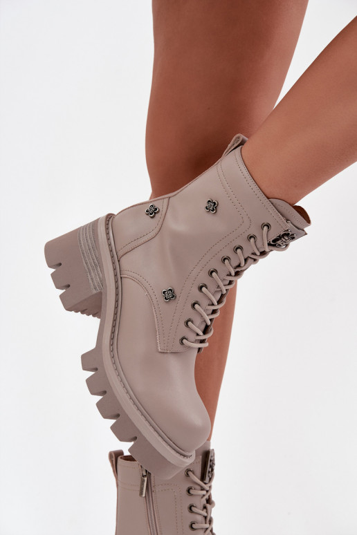 Botines de trabajo de cuero para mujer con hebillas en color arena Artiker 57C0181