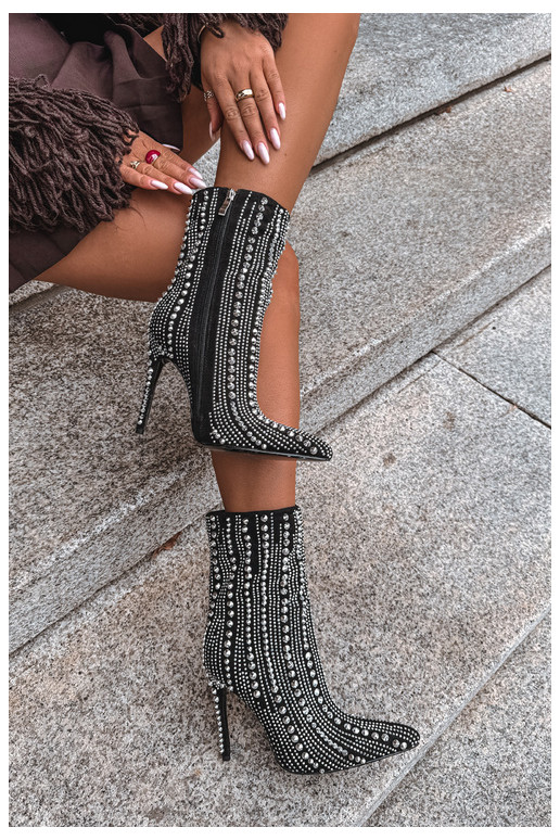 Botines cálidos con tacones finos, decorados con tachuelas, negros Delva