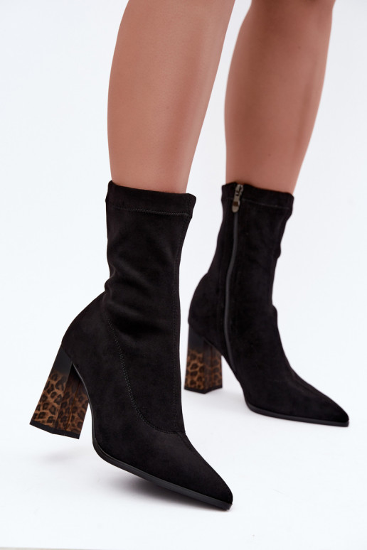 Botines aislados para mujeres con caña estampada en negro Tirelia