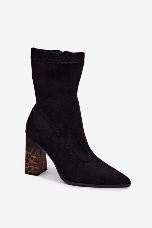 Botines aislados para mujeres con caña estampada en negro Tirelia
