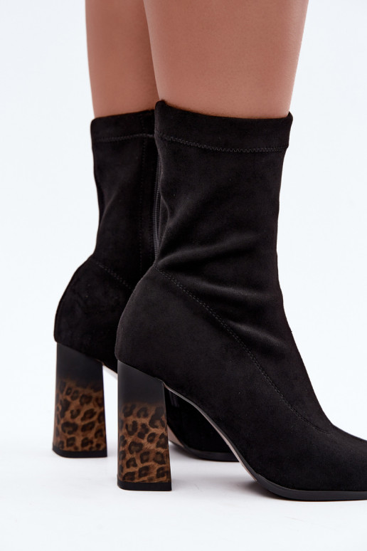 Botines aislados para mujeres con caña estampada en negro Tirelia