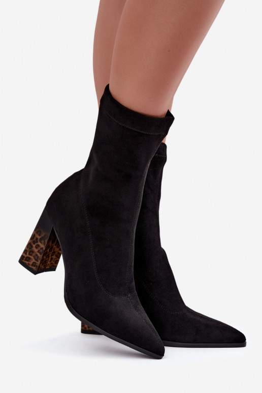Botines aislados para mujeres con caña estampada en negro Tirelia