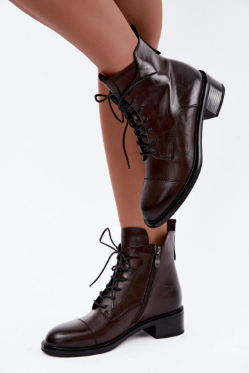 Botines aislados de cuero natural en chocolate Cerina