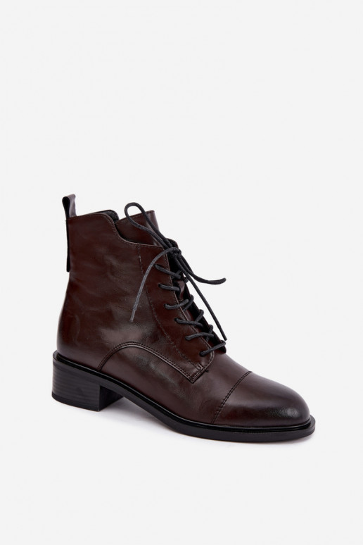 Botines aislados de cuero natural en chocolate Cerina