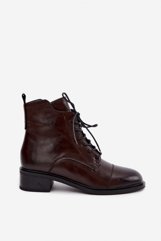 Botines aislados de cuero natural en chocolate Cerina