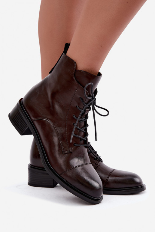 Botines aislados de cuero natural en chocolate Cerina