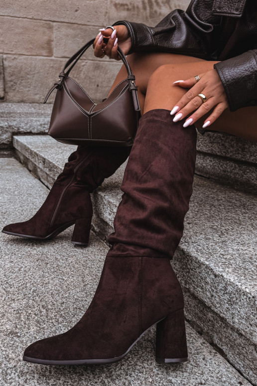 Botas altas con tacón y volantes aisladas en chocolate Haliah