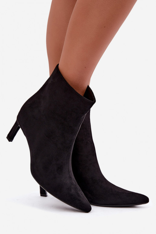 Botines de mujer acolchados con tacones finos en color negro Carlia