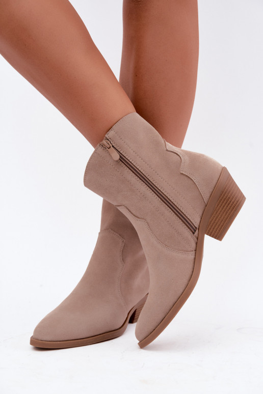 Botas de estilo cowboy de ante sintético con tacones en color arena Daliae