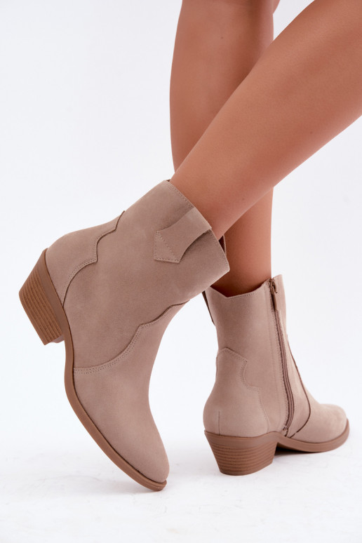 Botas de estilo cowboy de ante sintético con tacones en color arena Daliae