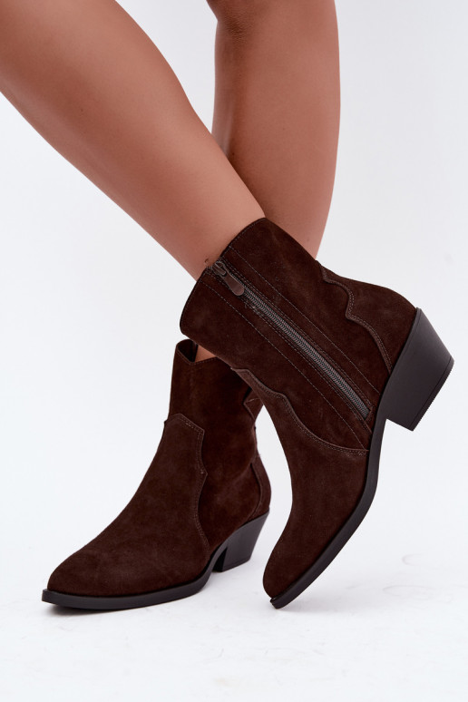 Botas de estilo cowboy de ante sintético con tacones en color marrón Daliae