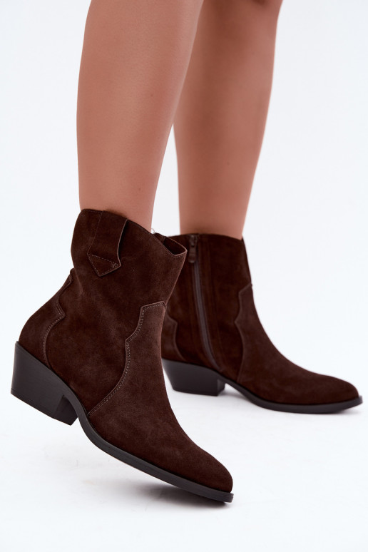 Botas de estilo cowboy de ante sintético con tacones en color marrón Daliae
