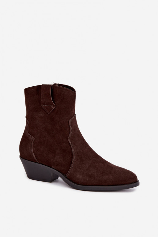 Botas de estilo cowboy de ante sintético con tacones en color marrón Daliae
