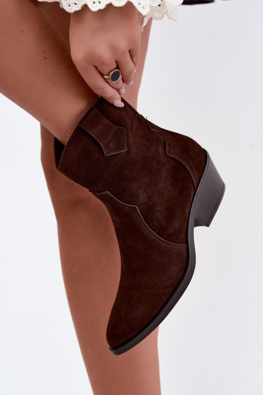 Botas de estilo cowboy de ante sintético con tacones en color marrón Daliae