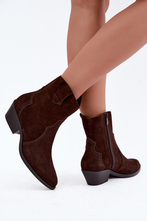 Botas de estilo cowboy de ante sintético con tacones en color marrón Daliae