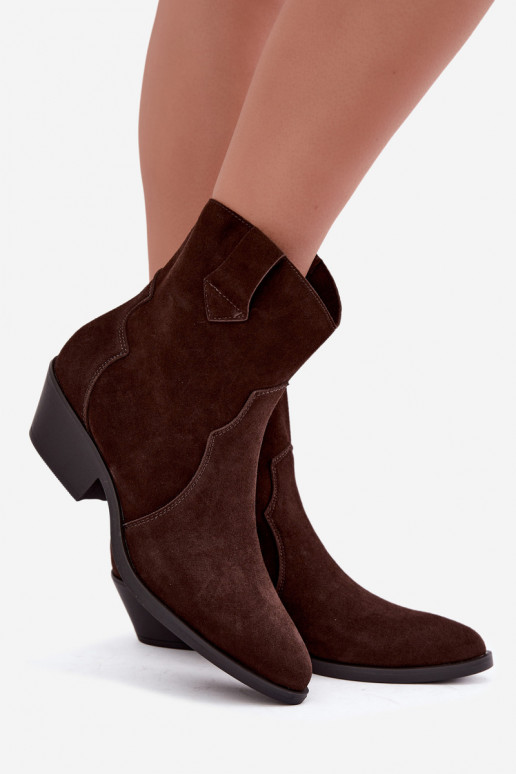 Botas de estilo cowboy de ante sintético con tacones en color marrón Daliae