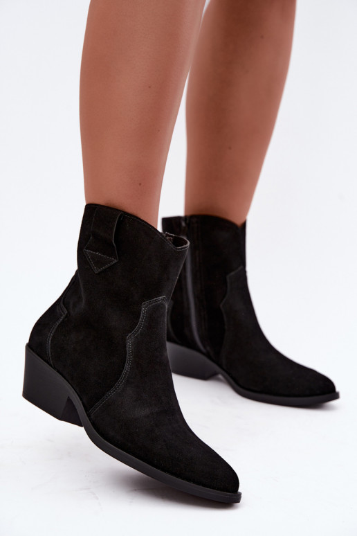 Botas de estilo cowboy de ante sintético con tacones en color negro Daliae