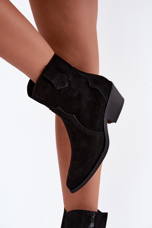 Botas de estilo cowboy de ante sintético con tacones en color negro Daliae