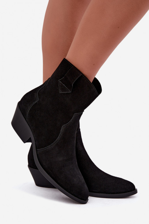 Botas de estilo cowboy de ante sintético con tacones en color negro Daliae