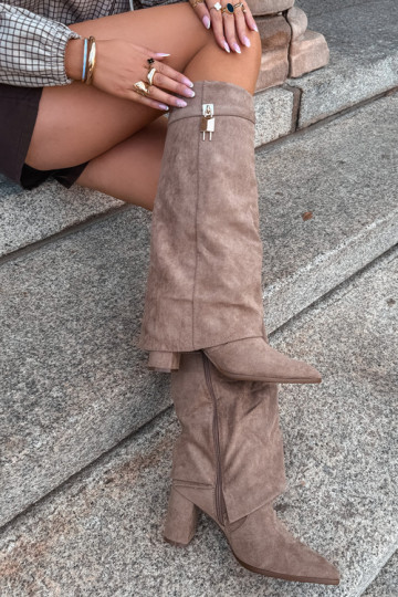 Botas largas acolchadas con tacones y decoración dorada incrustada en color arena Danessa