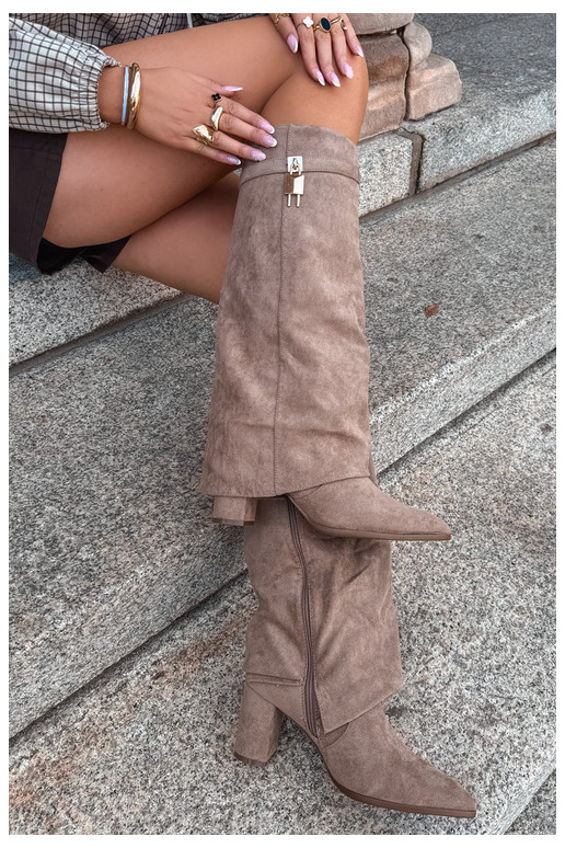 Botas largas acolchadas con tacones y decoración dorada incrustada en color arena Danessa