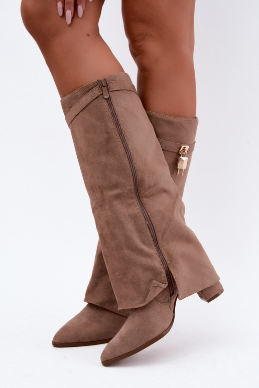 Botas largas acolchadas con tacones y decoración dorada incrustada en color arena Danessa