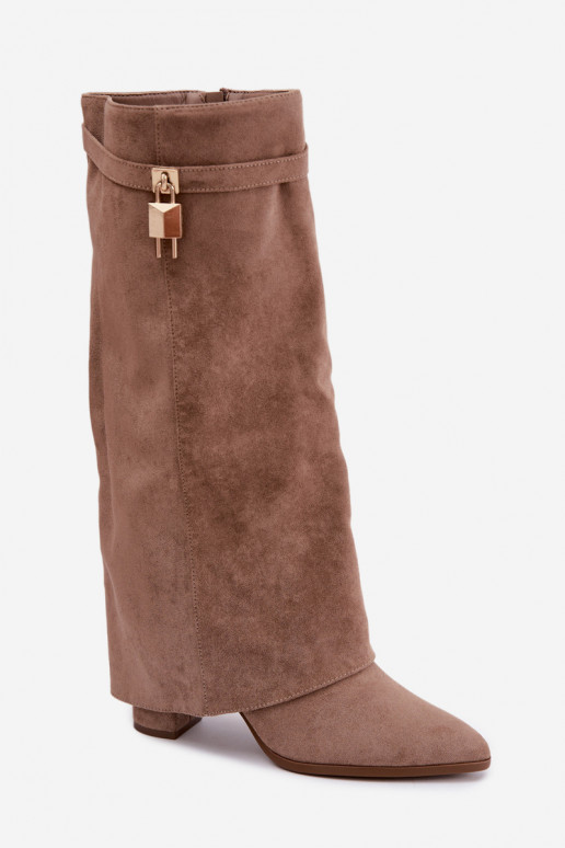 Botas largas acolchadas con tacones y decoración dorada incrustada en color arena Danessa
