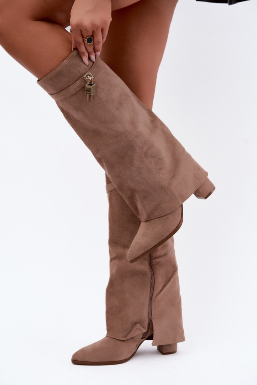 Botas largas acolchadas con tacones y decoración dorada incrustada en color arena Danessa