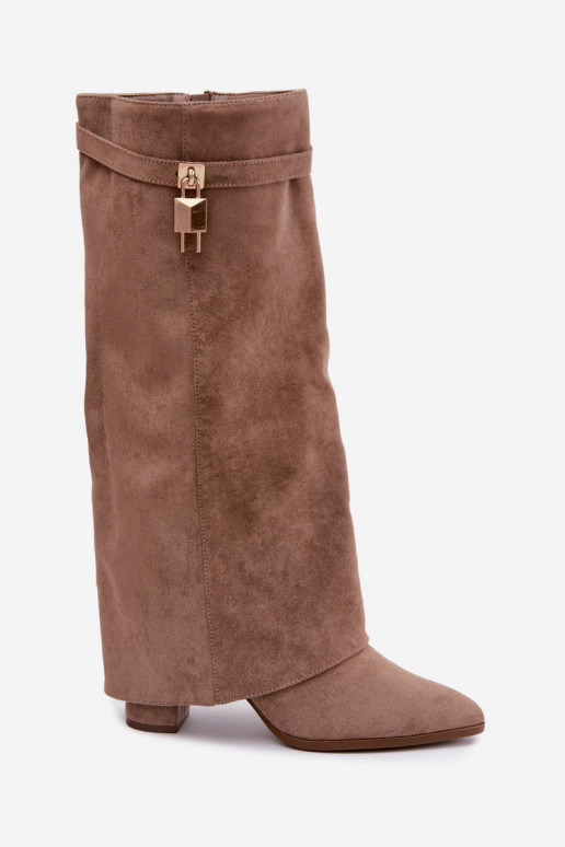 Botas largas acolchadas con tacones y decoración dorada incrustada en color arena Danessa