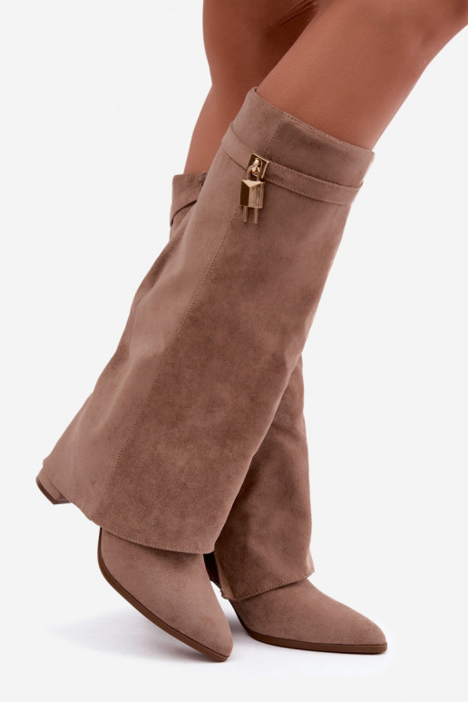 Botas largas acolchadas con tacones y decoración dorada incrustada en color arena Danessa