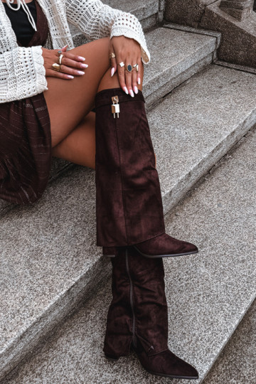 Botas largas acolchadas con tacones y decoración dorada incrustada en color marrón Danessa