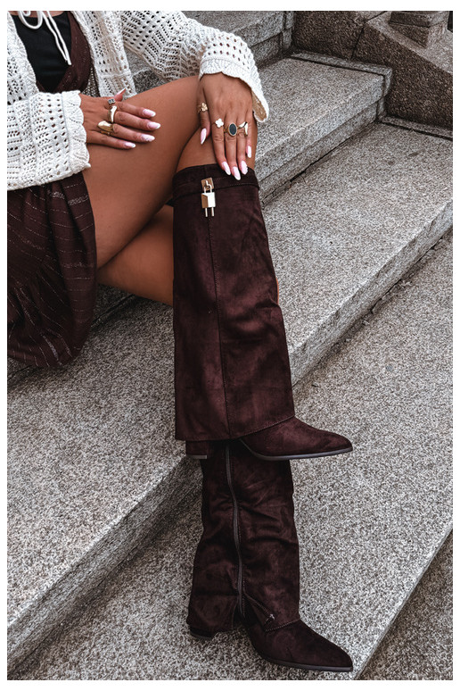Botas largas acolchadas con tacones y decoración dorada incrustada en color marrón Danessa