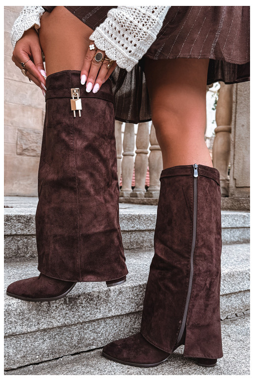 Botas largas acolchadas con tacones y decoración dorada incrustada en color marrón Danessa