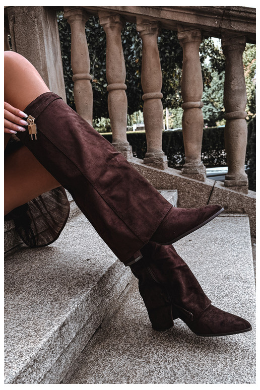 Botas largas acolchadas con tacones y decoración dorada incrustada en color marrón Danessa