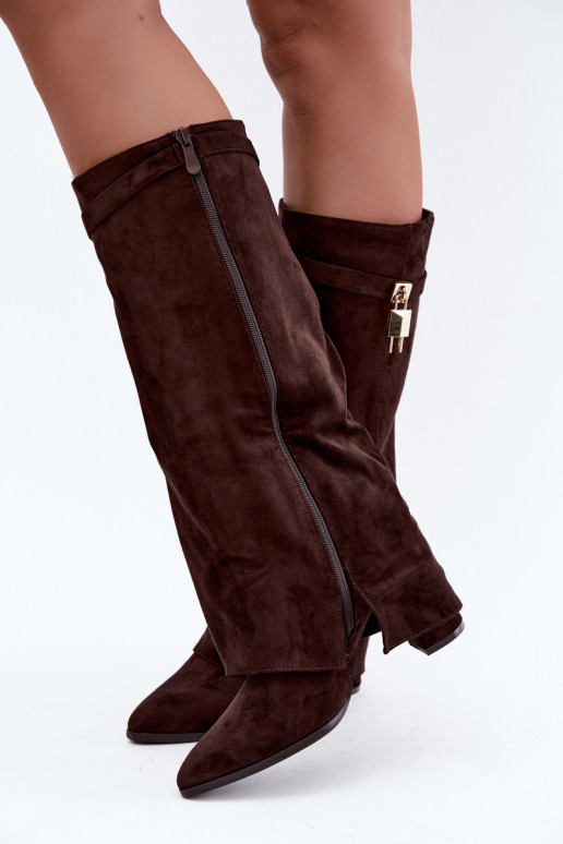 Botas largas acolchadas con tacones y decoración dorada incrustada en color marrón Danessa