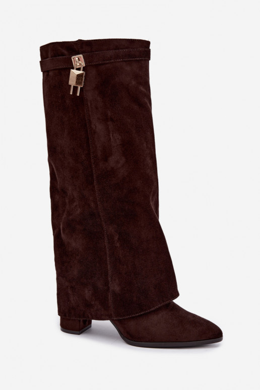 Botas largas acolchadas con tacones y decoración dorada incrustada en color marrón Danessa