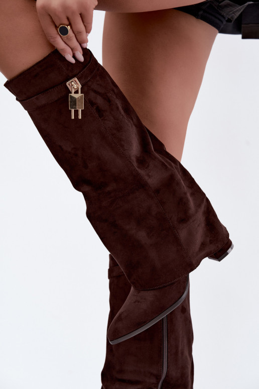 Botas largas acolchadas con tacones y decoración dorada incrustada en color marrón Danessa
