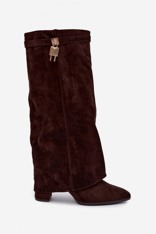 Botas largas acolchadas con tacones y decoración dorada incrustada en color marrón Danessa