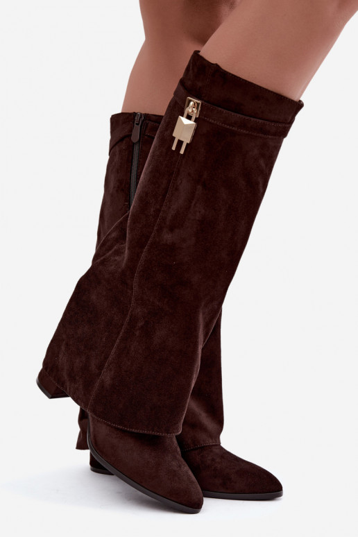 Botas largas acolchadas con tacones y decoración dorada incrustada en color marrón Danessa