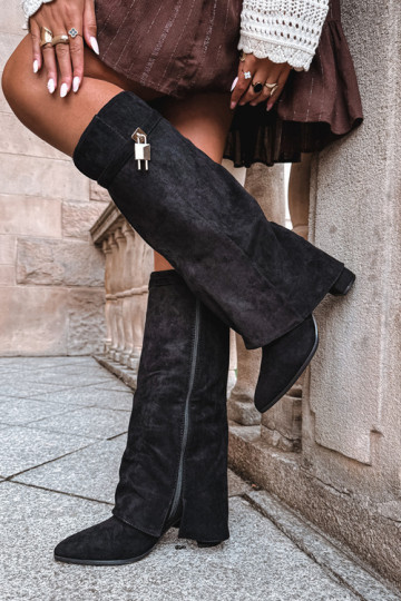 Botas largas acolchadas con tacones y decoración dorada incrustada en color negro Danessa
