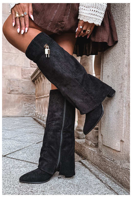 Botas largas acolchadas con tacones y decoración dorada incrustada en color negro Danessa