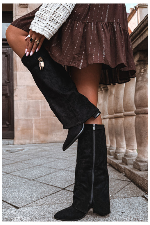 Botas largas acolchadas con tacones y decoración dorada incrustada en color negro Danessa