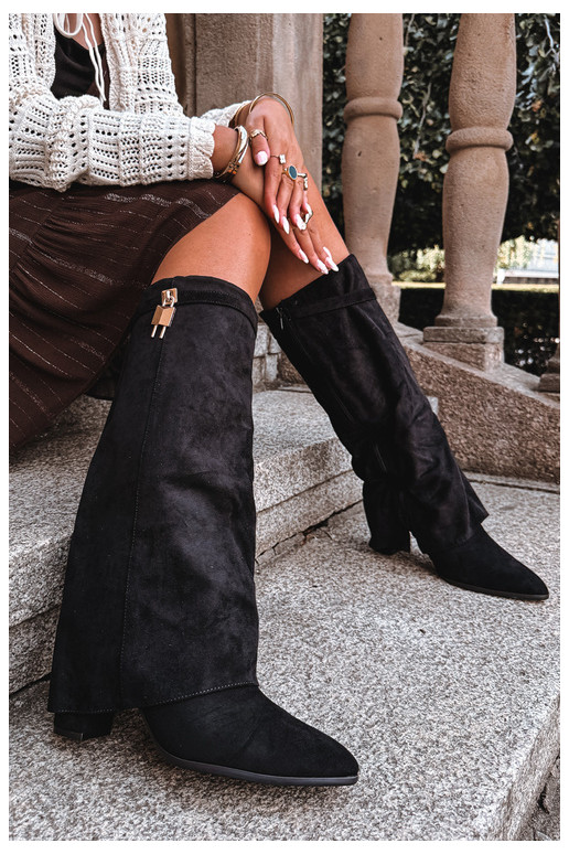 Botas largas acolchadas con tacones y decoración dorada incrustada en color negro Danessa