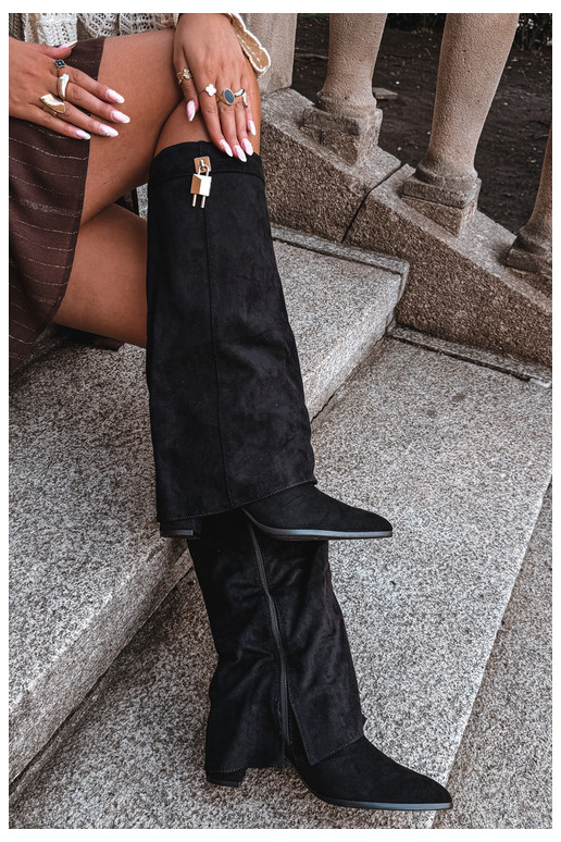 Botas largas acolchadas con tacones y decoración dorada incrustada en color negro Danessa