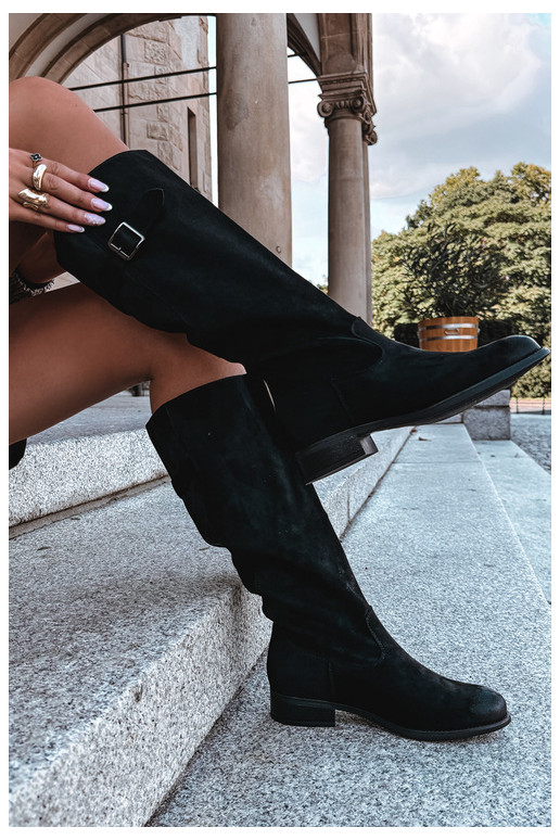 Botas largas para mujer con tacones anchos y hebillas en color negro Farela